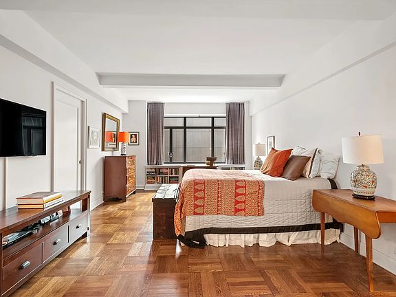 4th image of 25 W 54th St #8DE