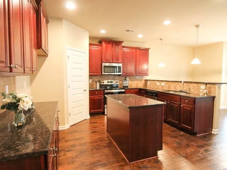 2771 Huntcliffe Dr — Photo 2