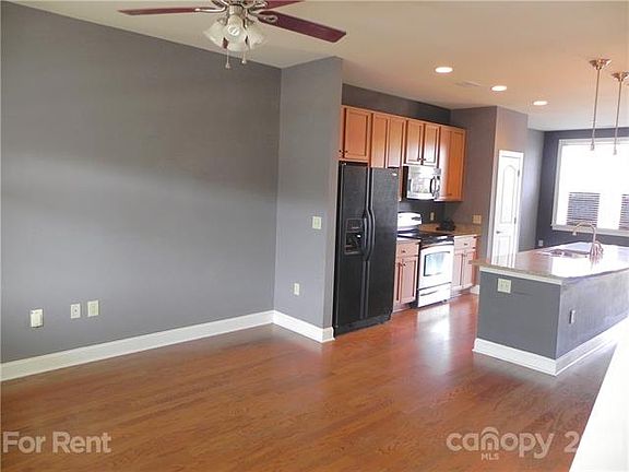 4th image of 121 Irving Ave APT B