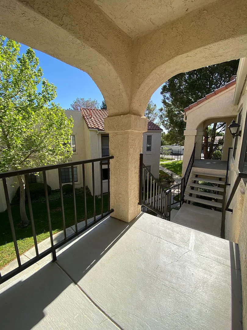 Building Photo - 2554 Olive Dr #168