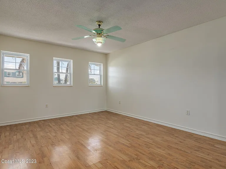 302 Emerald Pl E — Photo 15