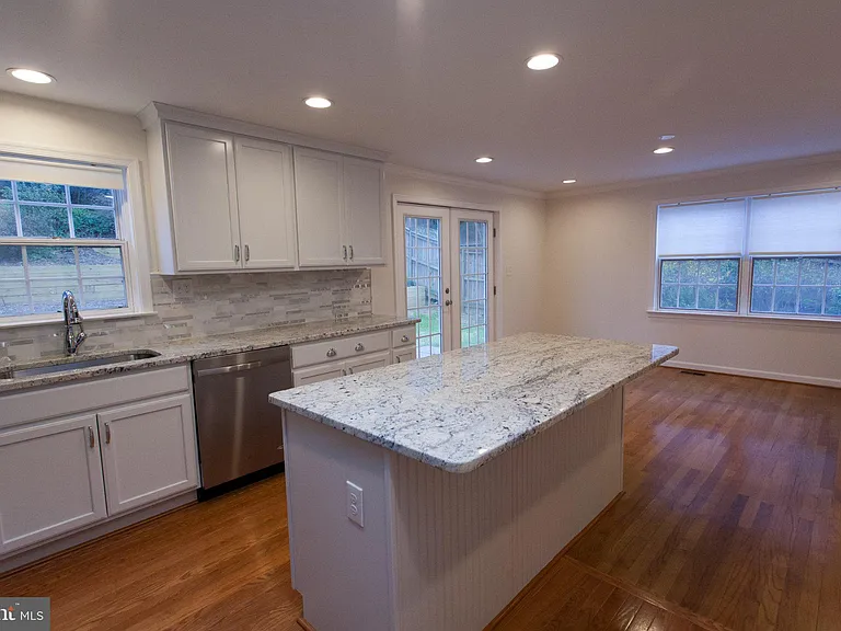 1419 N Longfellow St — Photo 33