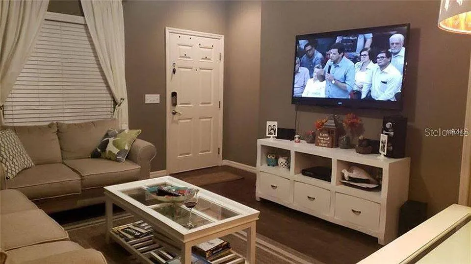 3 bed, 2.0 bath, 1300 sqft, $1,900 — Photo 4