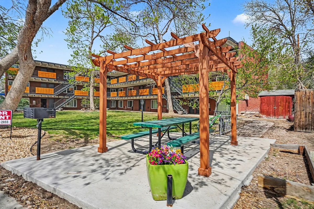 Building Photo - Golden Apartments
