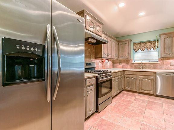 5th image of 610 Pebblecreek Dr