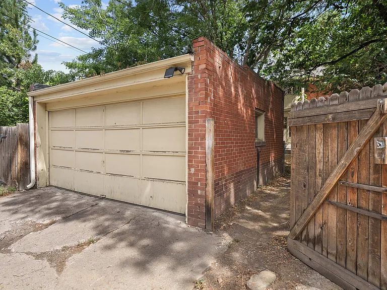 127 S Pearl St — Photo 50