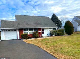 30 Quaker Oak Rd, Levittown, PA 19057