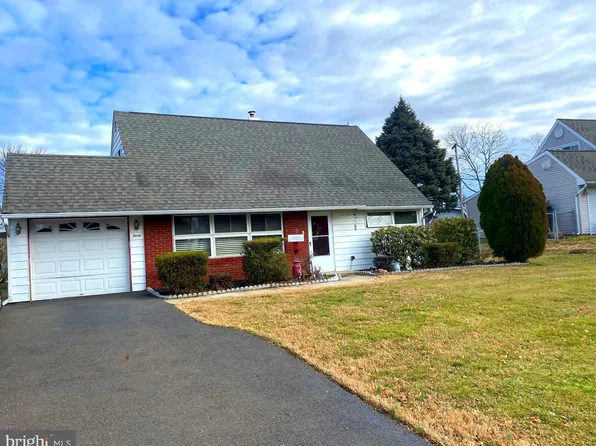 30 Quaker Oak Rd, Levittown, PA 19057