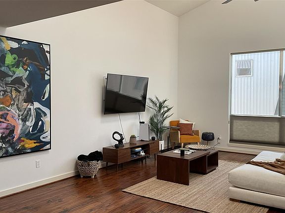 5th image of 2918 Commerce St