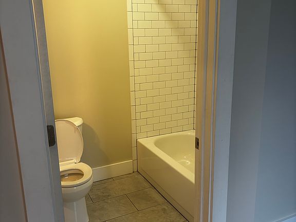 5th image of 617 Olive St Floor 1