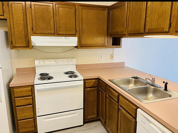 5th image of 8 Viking Dr NW APT C
