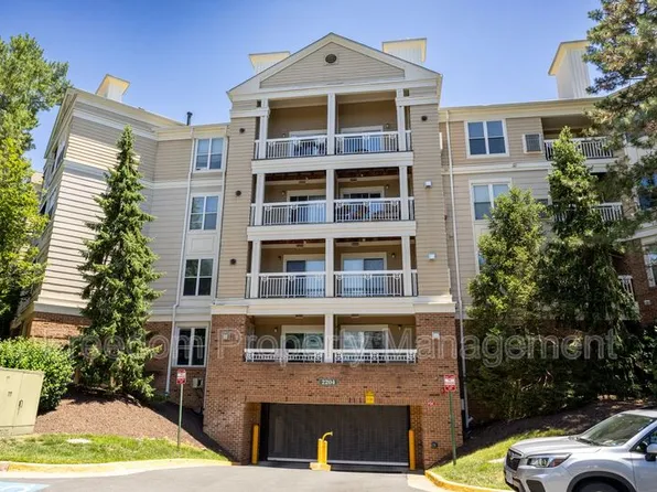 2204 Westcourt Ln APT 121, Herndon, VA 20170