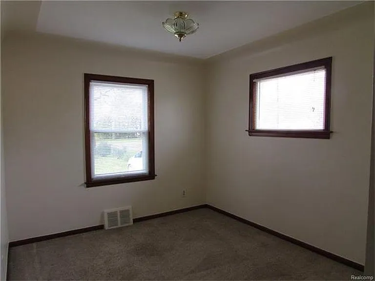 3018 Gloria St — Photo 9