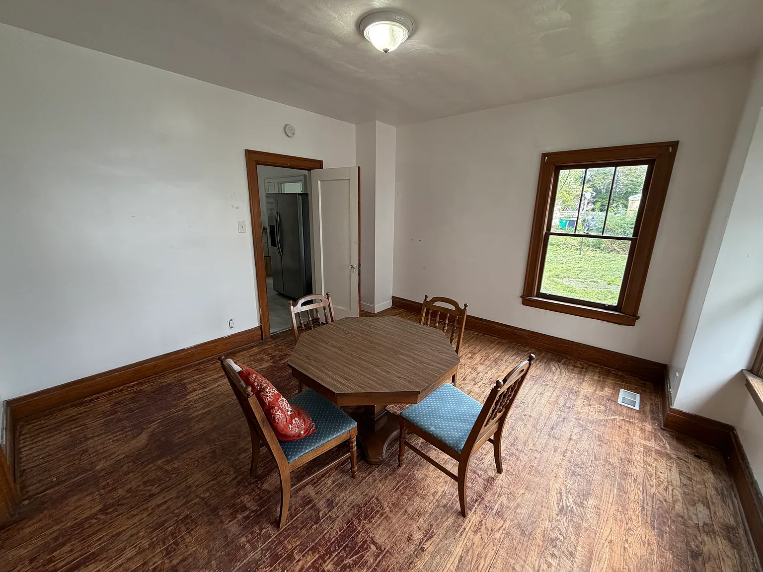 4 bed, 1.5 bath, 2453 sqft, $1,900 — Photo 2