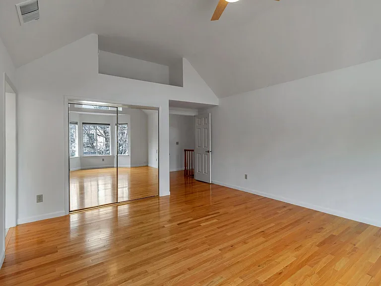 302 Tadley Ct — Photo 32