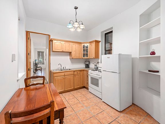 3rd image of 534 E 11th St #2/3
