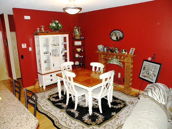 4th image of 820 Emerald St APT 115