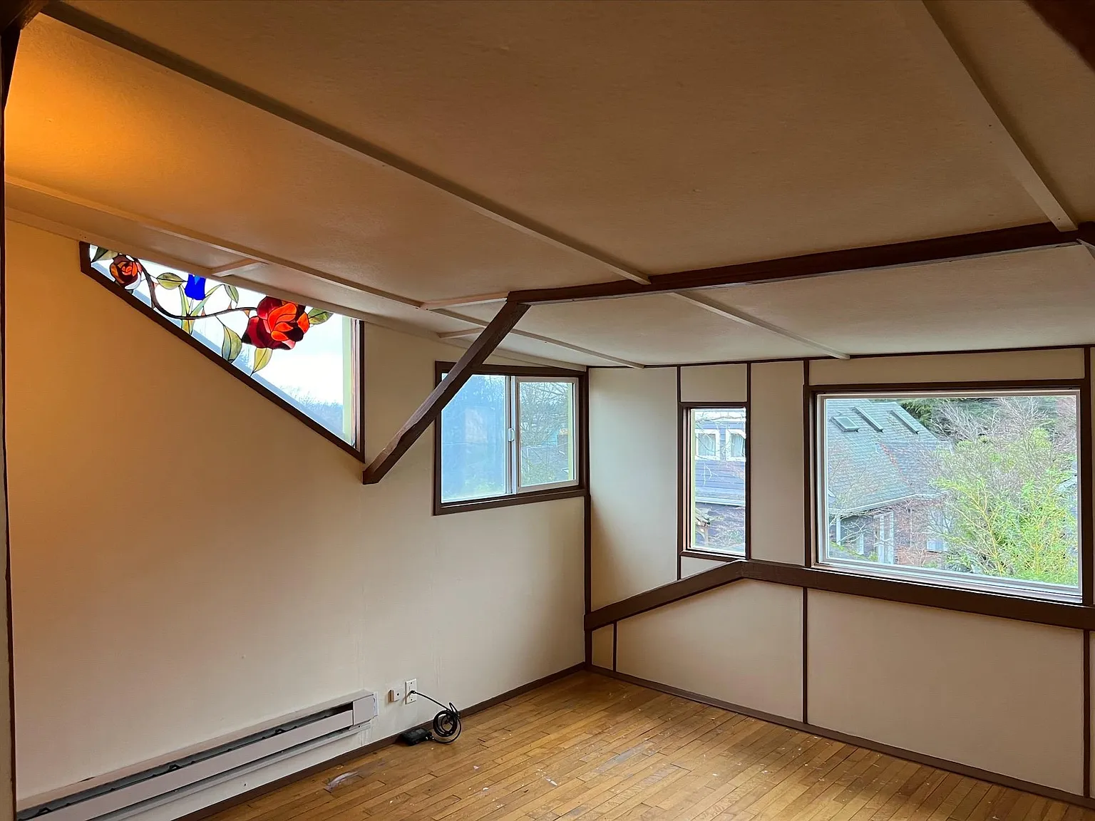5 bed, 2500 sqft, $1,400 — Photo 1
