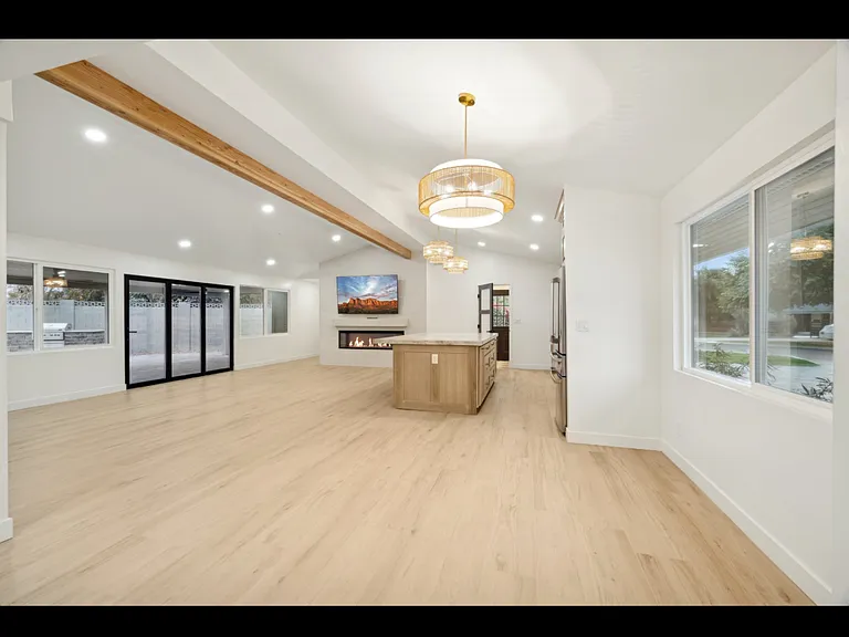 1216 W Rovey Ave — Photo 3