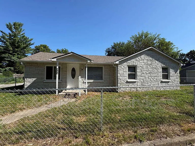 220 Walker St — Photo 1