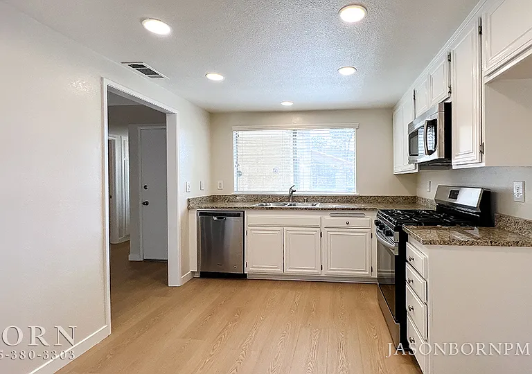 1815 Tipperary Ln — Photo 9