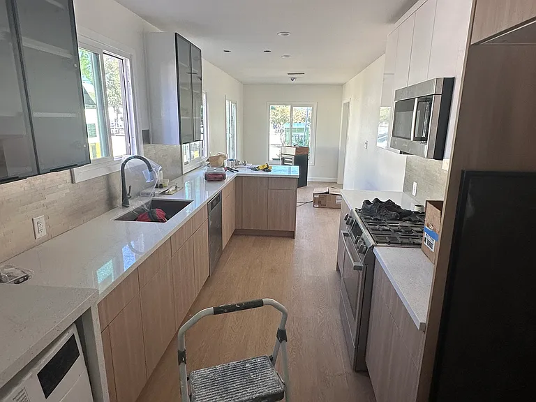 17411 Victory Blvd — Photo 2
