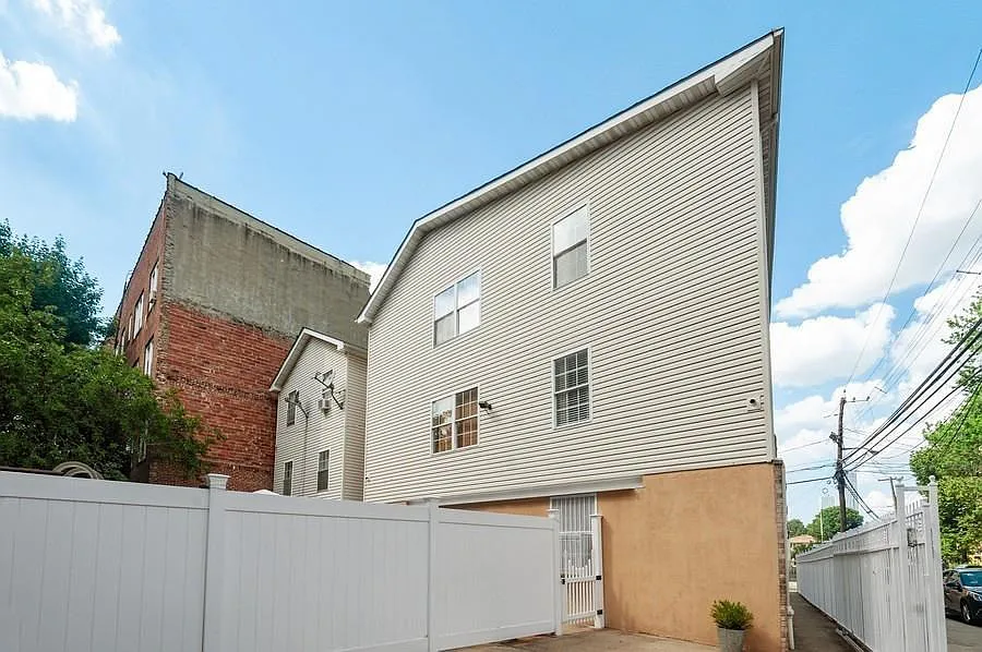 1 bed, 900 sqft, $2,000 — Photo 2