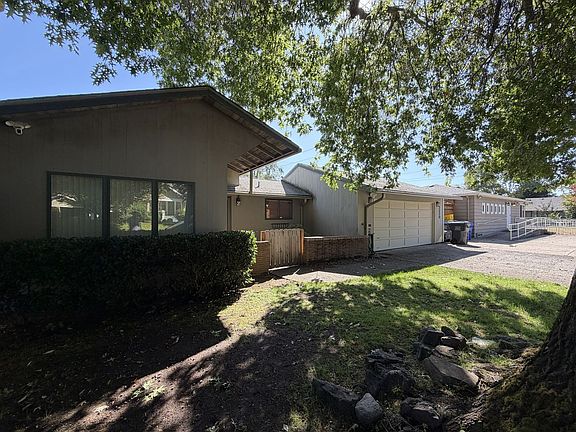3rd image of 5220 SE 33rd Pl