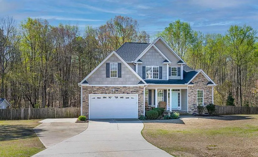 3 bed, 2.5 bath, 2112 sqft, $2,600 — Photo 2