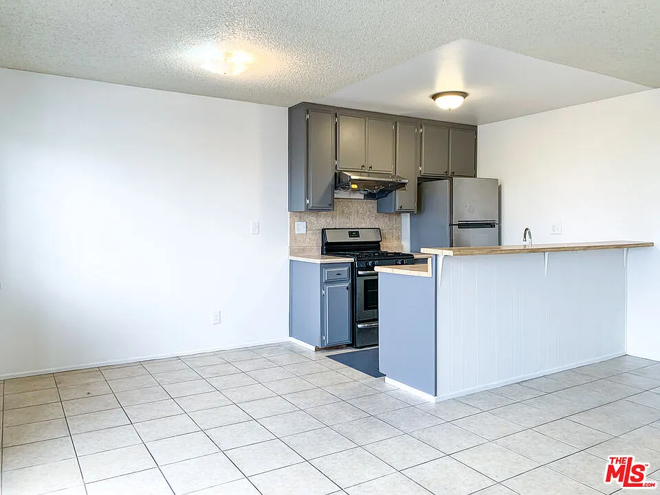 3 bed, 2.0 bath, 4200 sqft, $2,400 — Photo 3