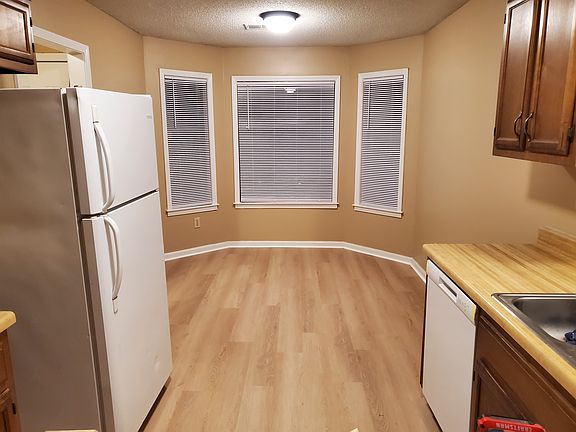 Eat-in kitchen