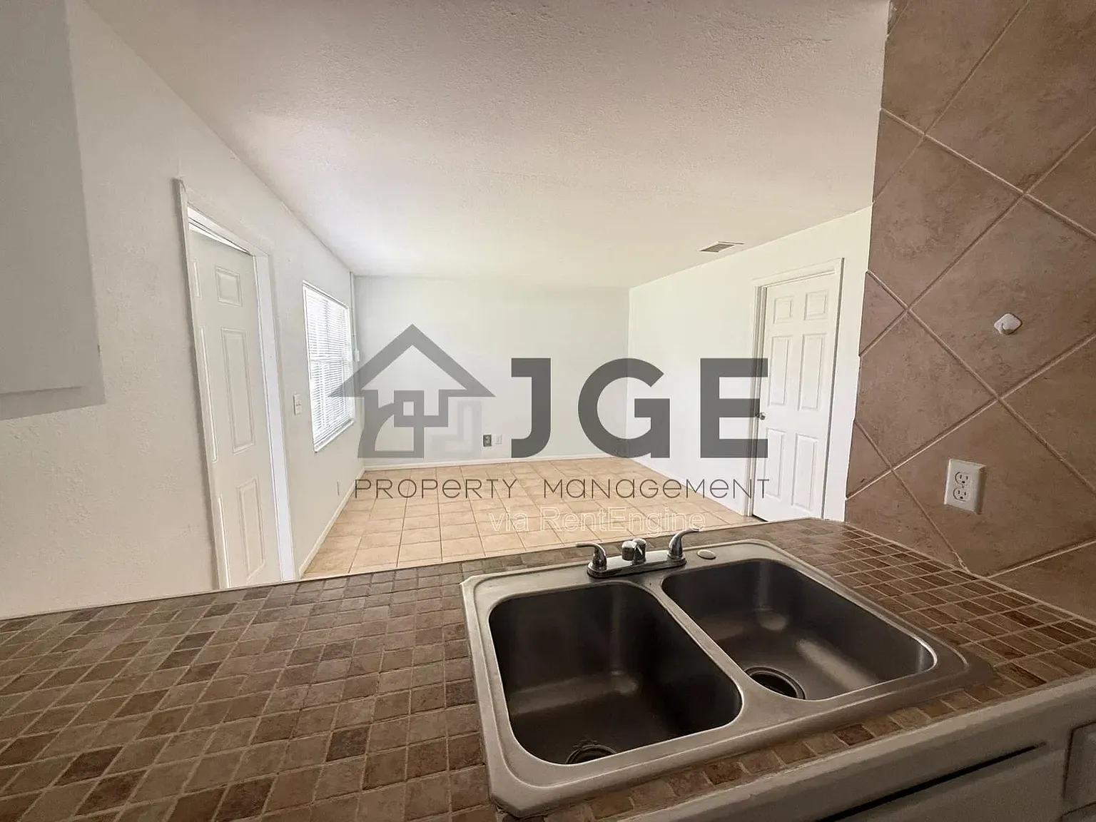 2 bed, 1.0 bath, $1,100 — Photo 4