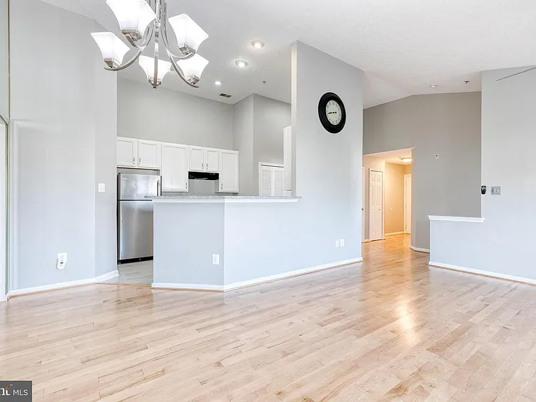 3021 Hunting Ridge Dr — Photo 6