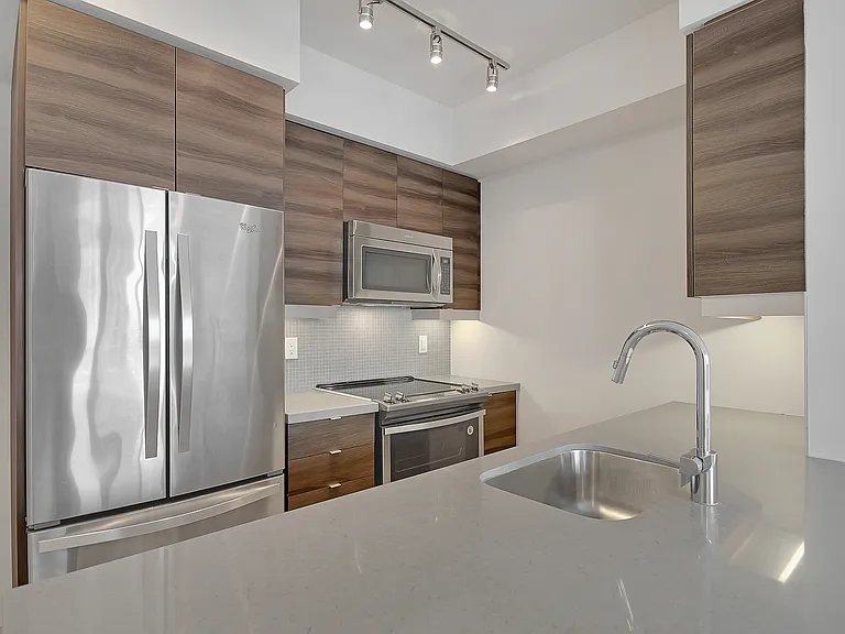 525 Adelaide St W — Photo 15