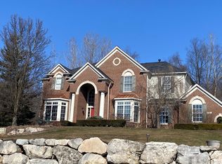 9069 Ridgefield Dr, Brighton, MI 48114