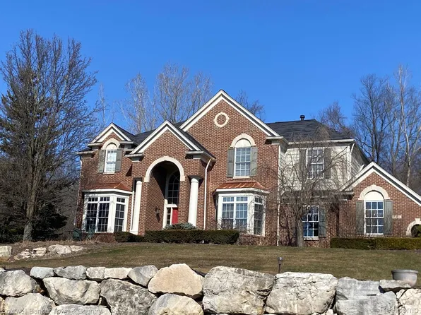 9069 Ridgefield Dr, Brighton, MI 48114