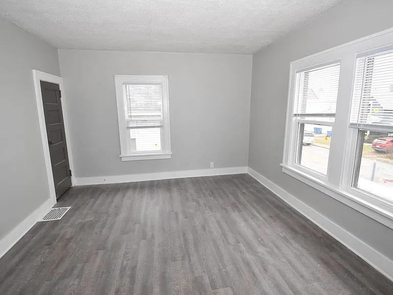118-120 W 8th St — Photo 13