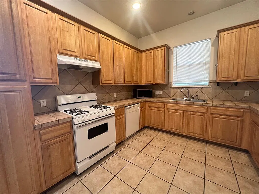 5 bed, 3.5 bath, 3054 sqft, $6,300 — Photo 2