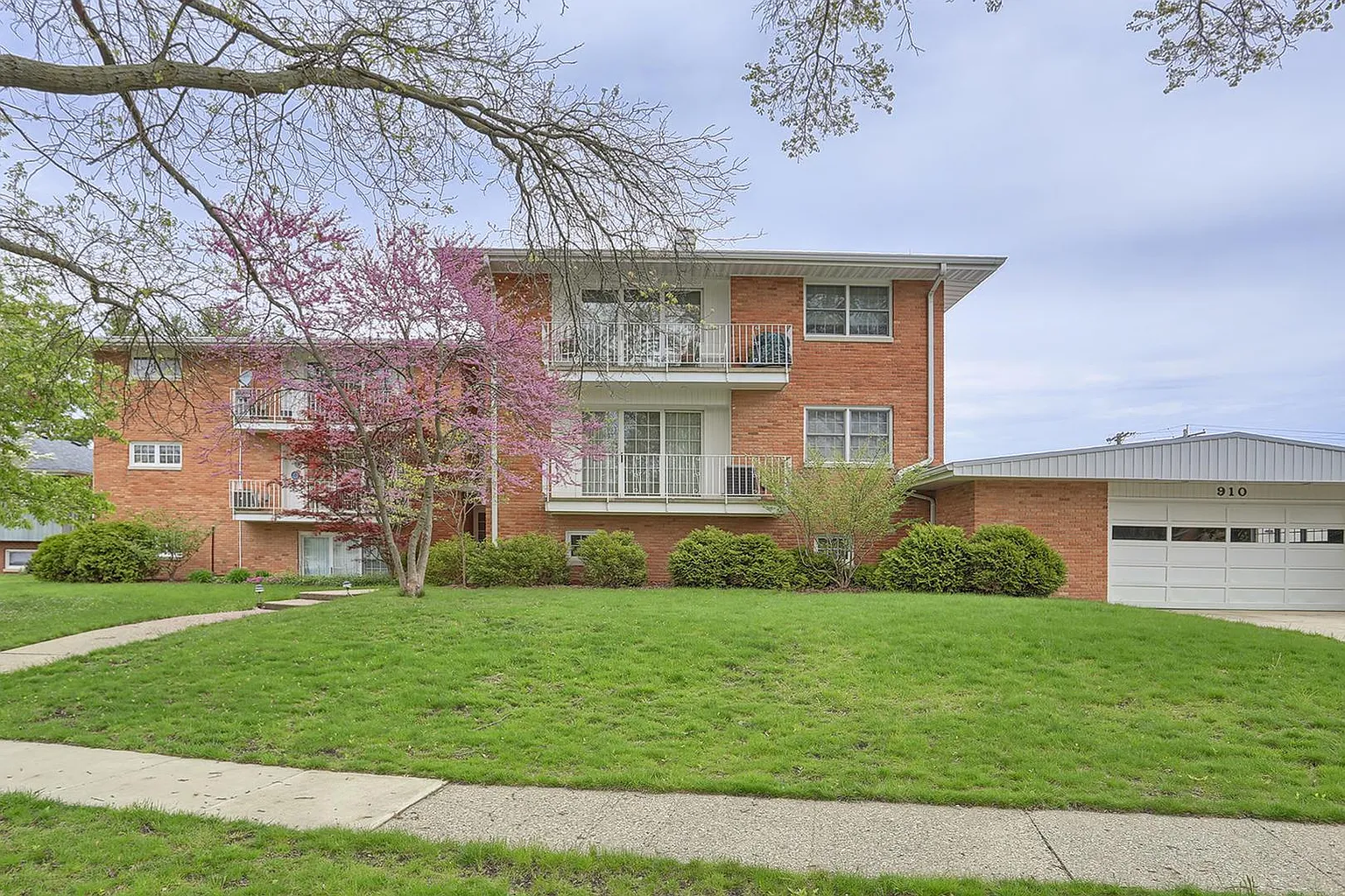 910 Lincolnshire Dr #302 photo 1