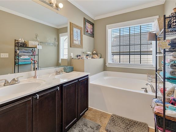 5th image of 114 Gallant Ln