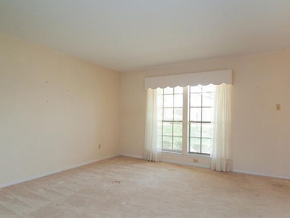 4th image of 26 Warwick Ct