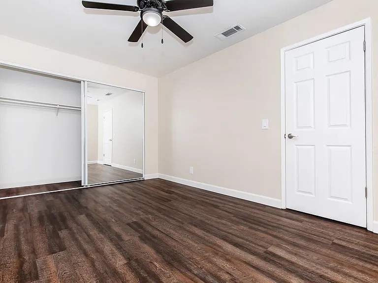 Foxwood Apartments — Photo 45