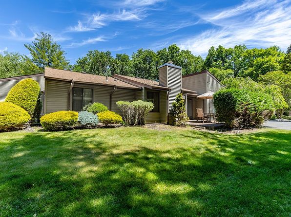 33 Hampton Ct
