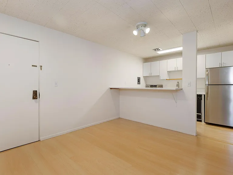 Seasons Apartments — Photo 3