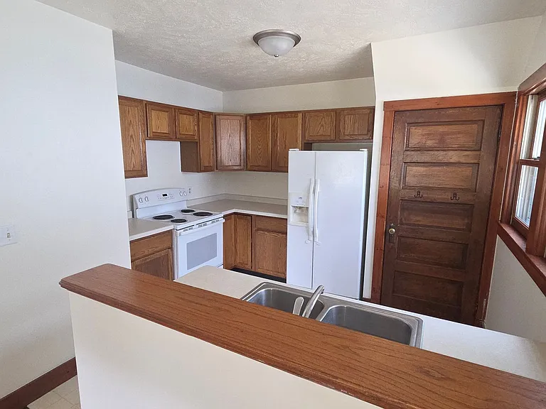 1128 W State St — Photo 11