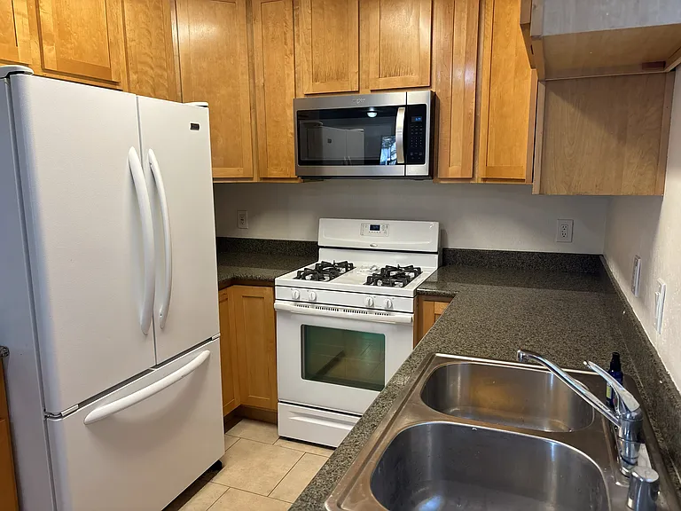 330 Capitol St #C — Photo 38