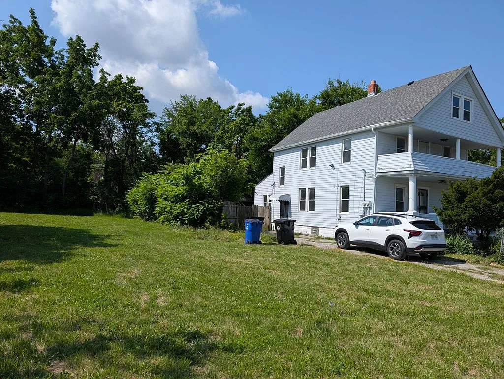 Spacious & Updated 3-Bedroom Ground-Floor Residence — Photo 2