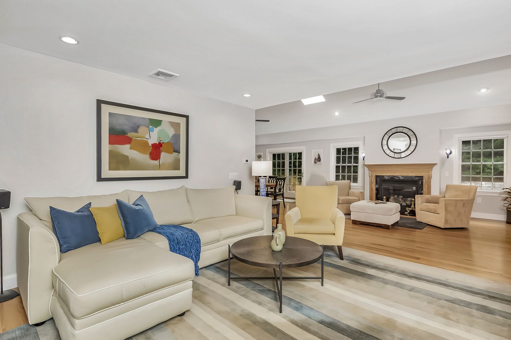  Spacious living room