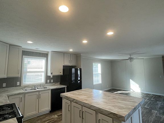 4th image of 9910 Geraldine St #365