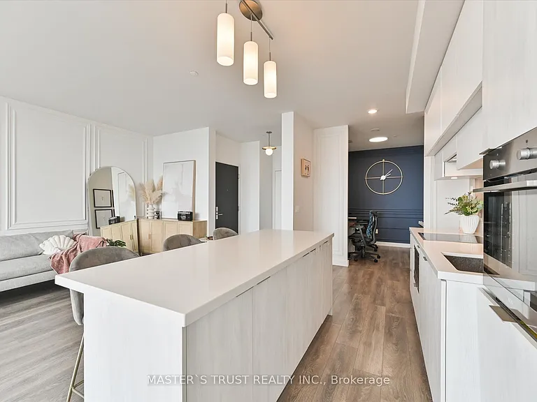 8 Eglinton Ave E #Penthouse 5801 — Photo 9